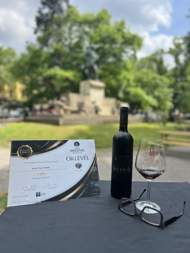 Sophie 2021 aranyérmes bor a Szegedi Borfesztiválon, Káldi Borászat oklevéllel
